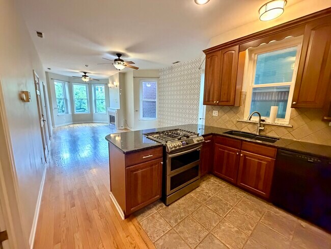 Building Photo - 1350 N Leavitt St