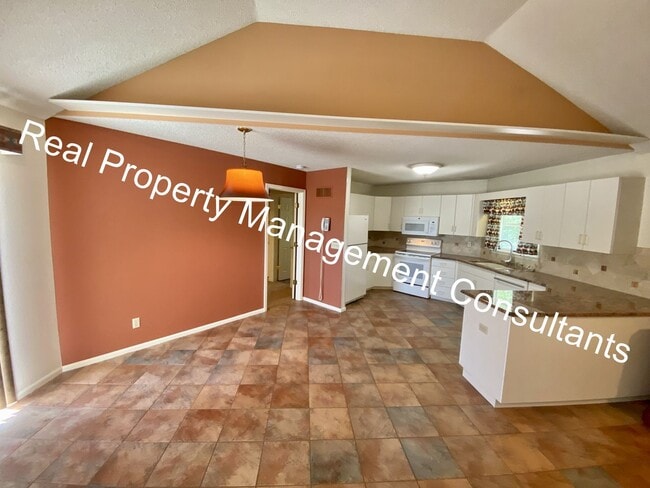 Building Photo - Custom Home in Liberty with 3rd Non-conforming Bedroom