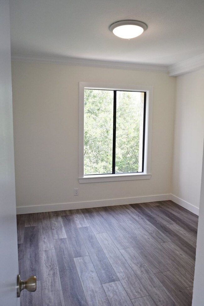 Building Photo - Stunning 4BR 2.5BA UTC Townhome - Updated ...
