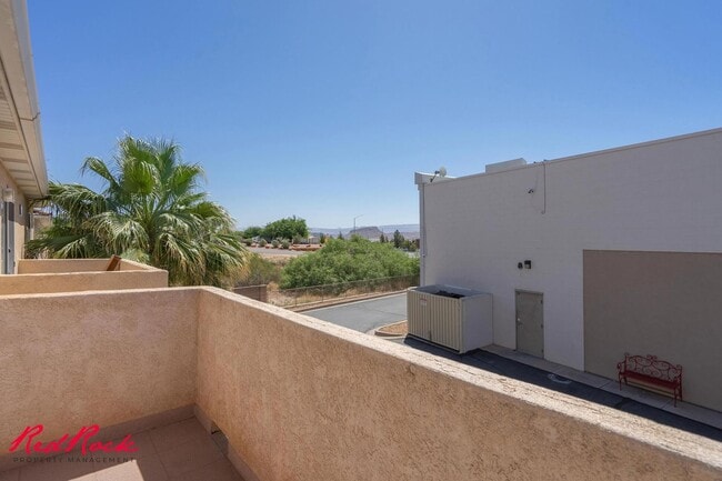 Building Photo - Fresh Carpet! Spacious 5-Bedroom Townhome