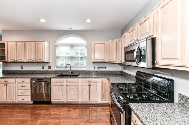 Building Photo - 6033 Woodlake Ln