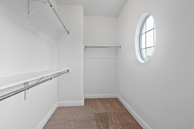 Building Photo - 5812 La Vista Dr