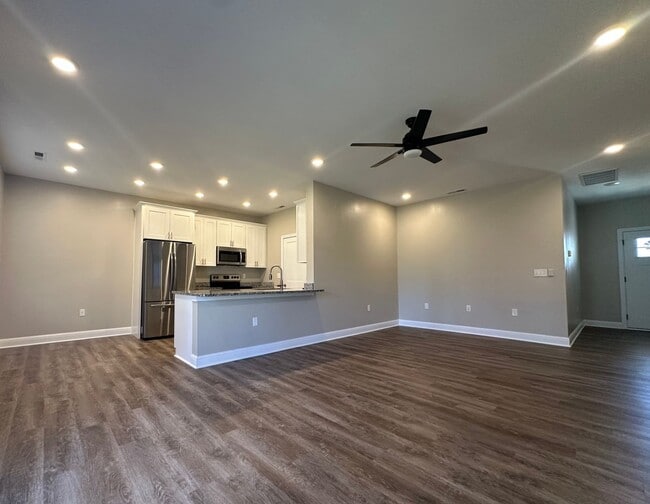 Building Photo - Great home in a well established neighborhood.