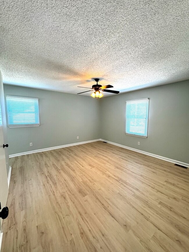 Building Photo - Beautiful Home With Storage Building