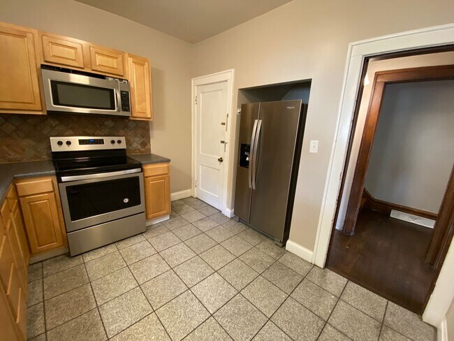 Building Photo - 2084 Waldeck Ave