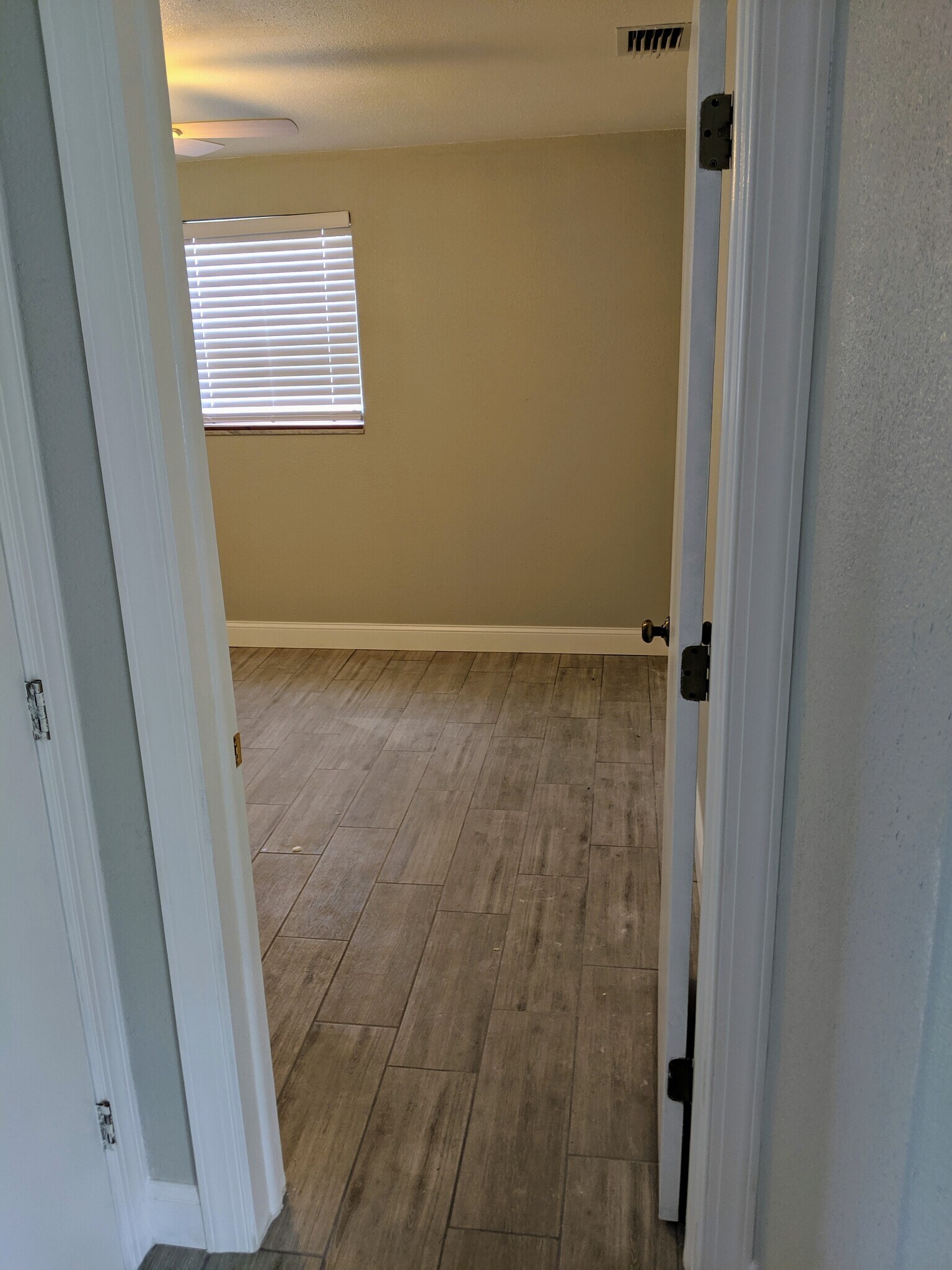 Entry hallway view with tile flooring - 1147 Jennings Dr