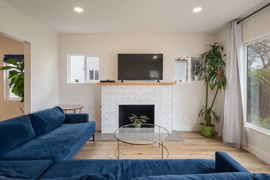 Building Photo - 8936 S Manhattan Pl