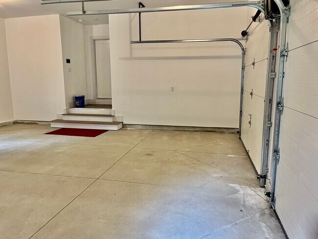 Building Photo - New 3 bed, 3 bath house with in law apt on...