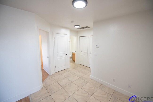 Building Photo - Beautiful & Spacious 2B2b Condo in Great N...