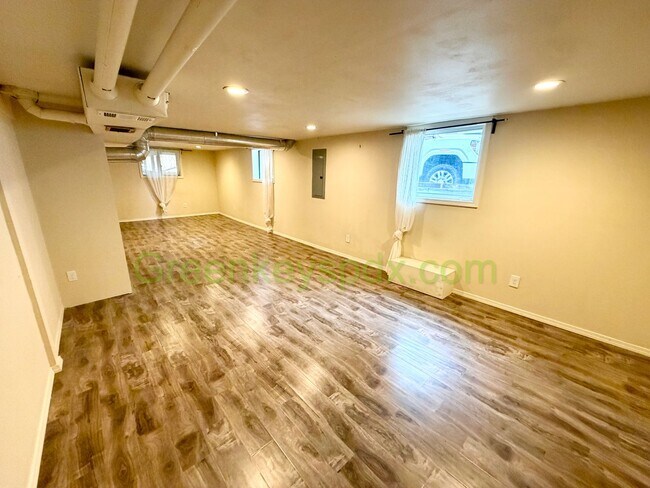 Building Photo - 4320 SE Holgate Blvd