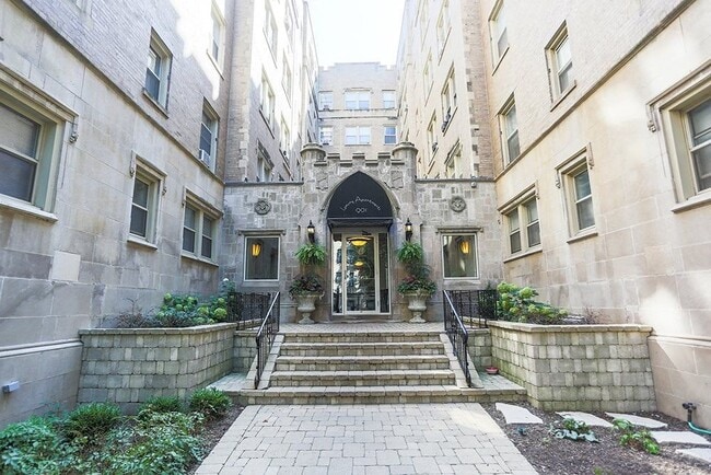 Building Photo - 901 W Argyle St