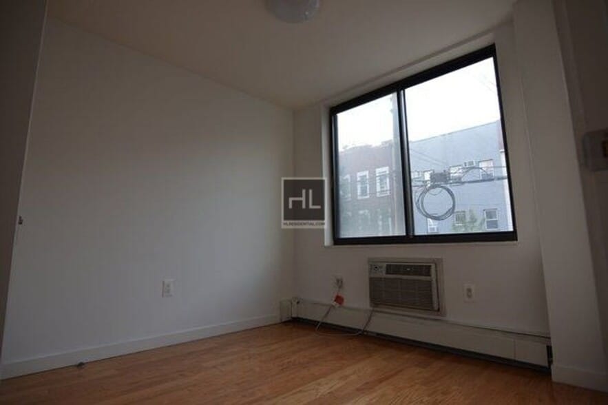 Building Photo - METROPOLITAN AVENUE