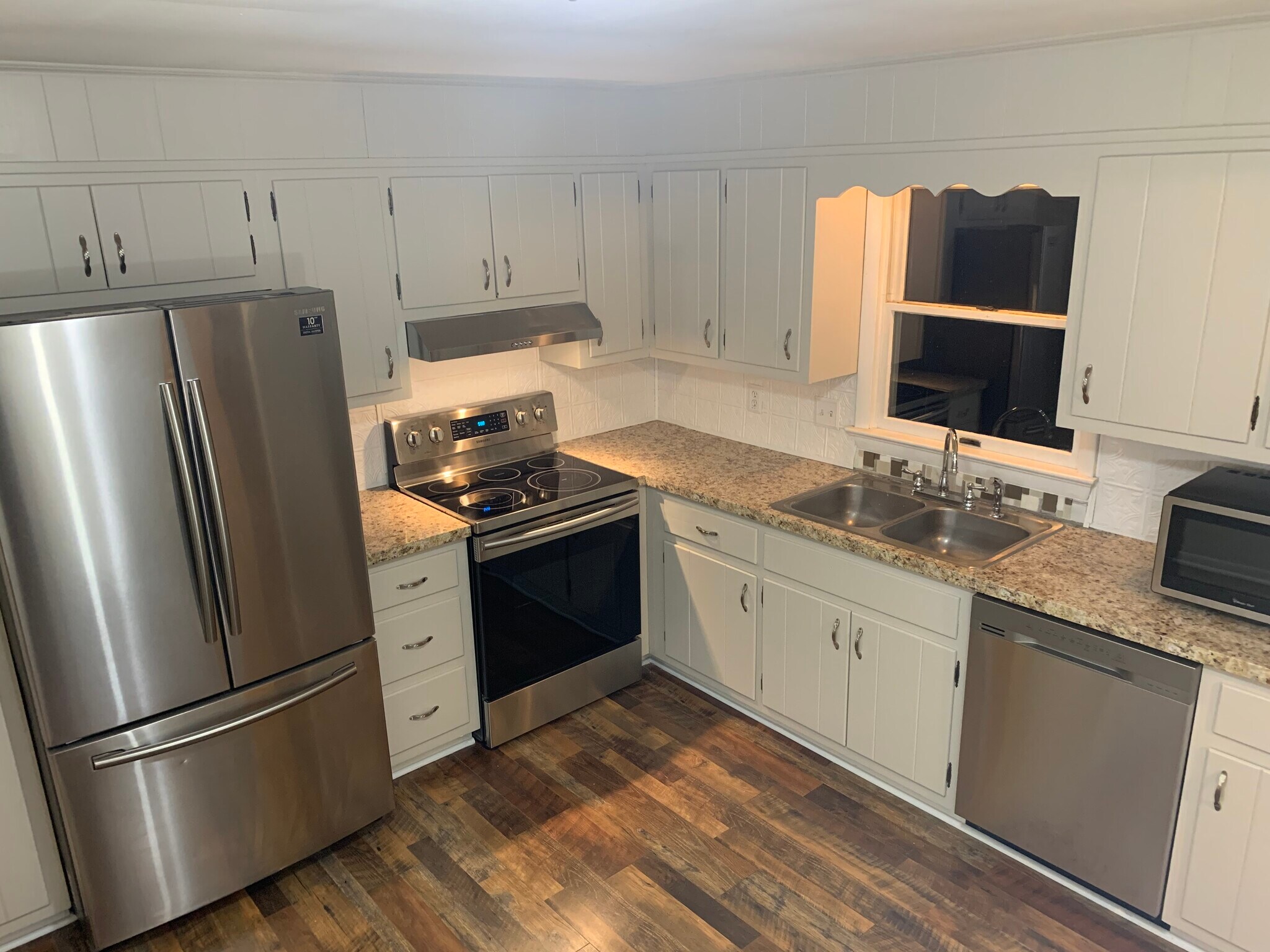 Newly updated kitchen with stainless steel appliances - 1265 Woodmere Rd