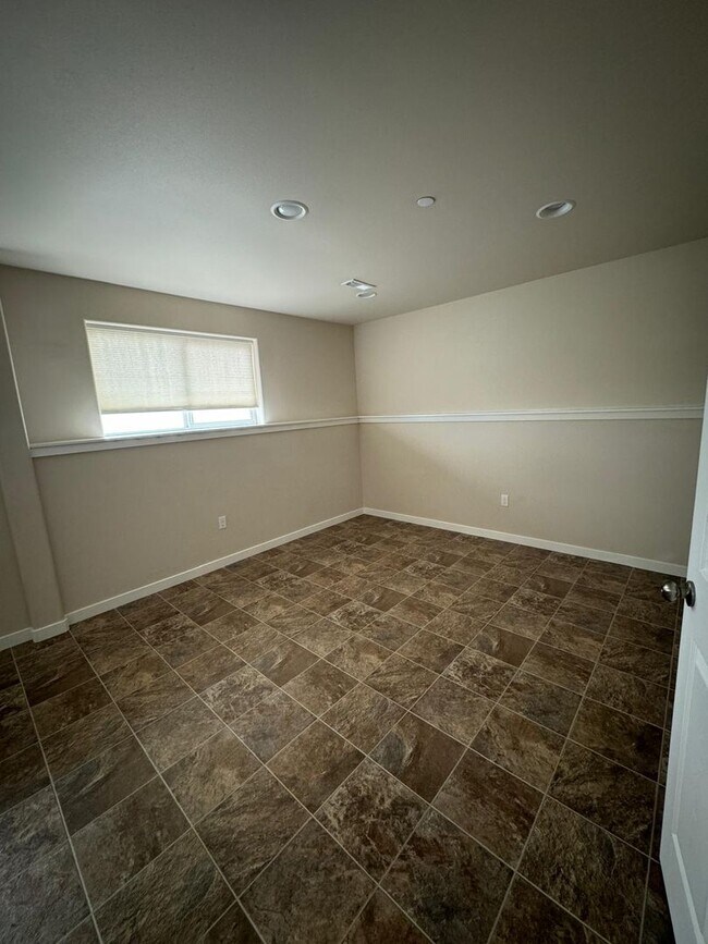 Building Photo - Spacious Duplex in Badger Mountain South