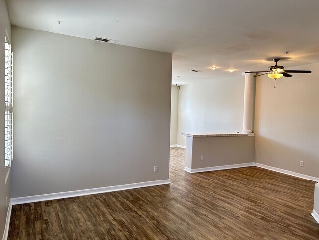 Building Photo - Updated 3 Bed/2.5 Bath Townhome in Gate Community in Anaheim