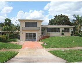 Building Photo - 1419 Crest Dr