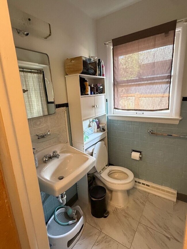 Building Photo - 2 bed 1 bath in great location