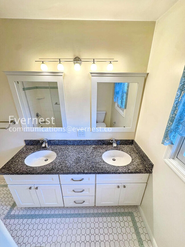 Building Photo - 537 Madison St