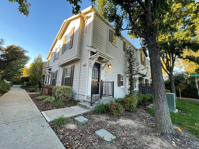 Primary Photo - Beautifully Updated 3BD/2.5BA Townhouse in Citrus Heights!