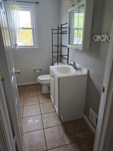 Bathroom - 316 High St