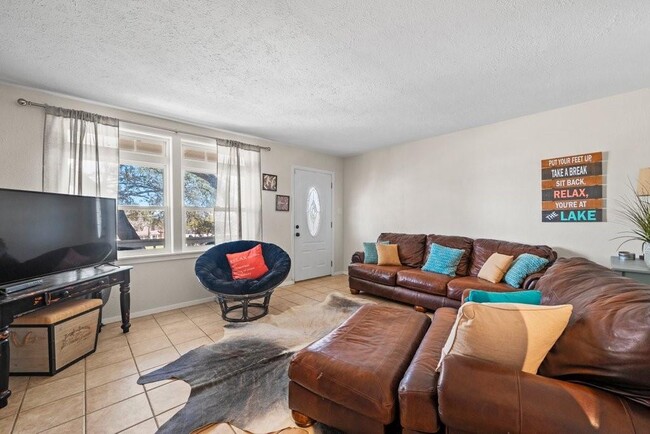 Building Photo - 2033 Lakeview Dr