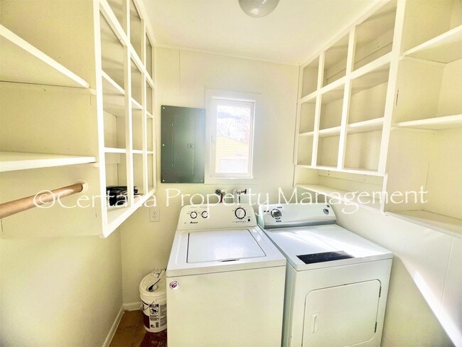 Building Photo - Nice and cozy bungalow in the sweet town of Anaconda!