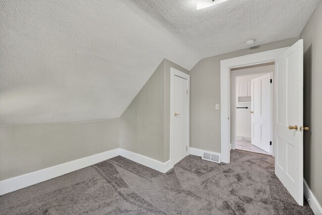 Building Photo - 814 Louis Ave
