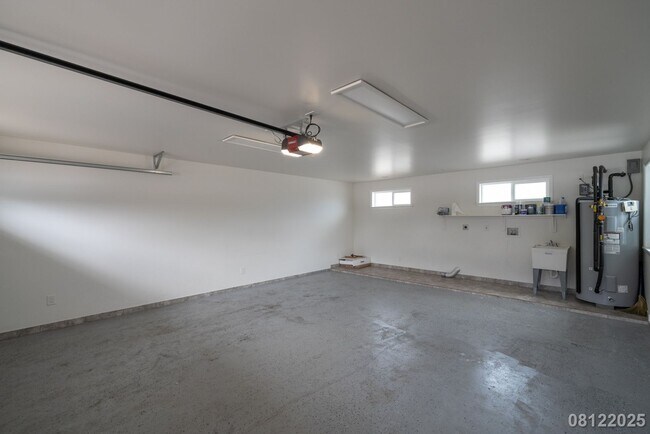 Building Photo - $4900 4BR/2.5BA Ewa Beach Unit - Energy Ef...
