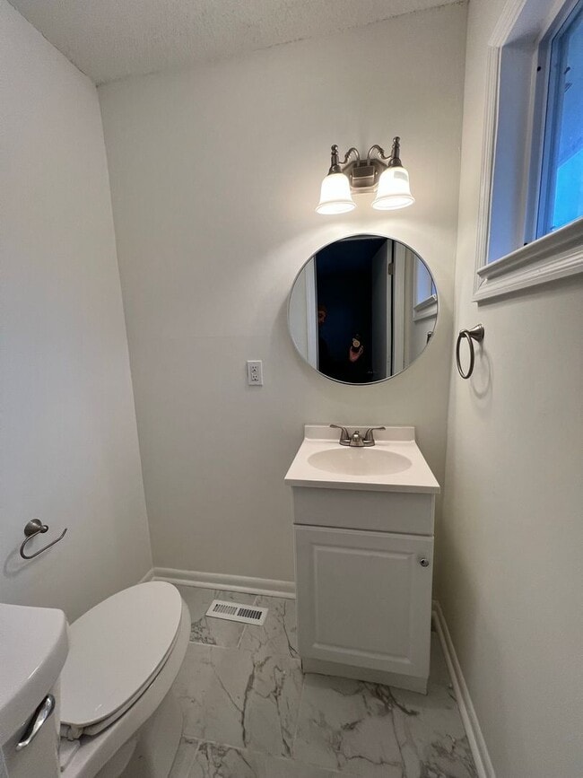 Building Photo - COMING SOON- 4bed/1.5bath for rent!