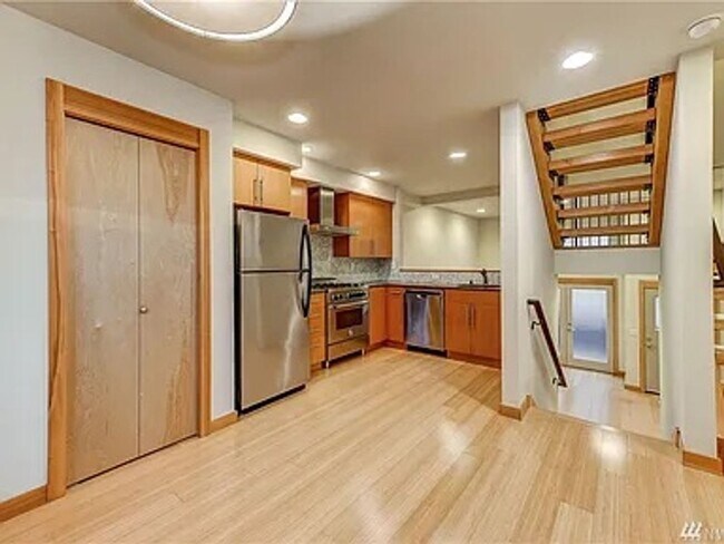 Building Photo - 6025 California Ave SW