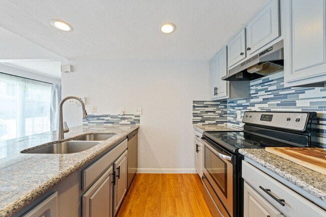 Building Photo - Clean & Bright Gated 1BR Near Downtown Austin