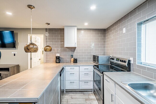 Building Photo - 704 Pacific Ave SW