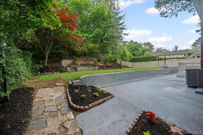 Building Photo - 26 Ravine Rd