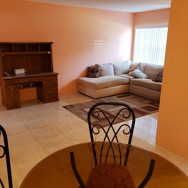 Living room - 1420 Atlantic Shores Blvd