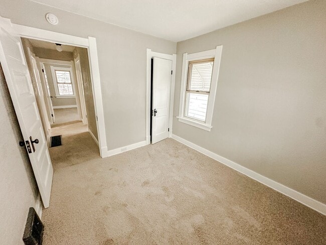 Building Photo - 2 Bedroom home for rent on east side of Toledo! Updated, clean, and very nice!