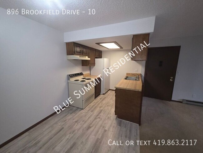 Building Photo - 896 Brookfield Dr
