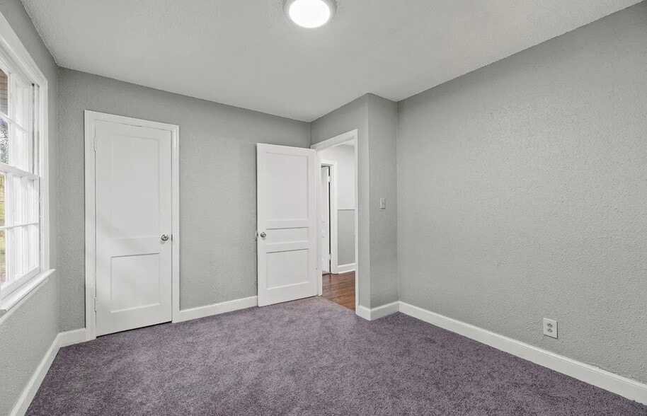 Building Photo - 1829 River Dr