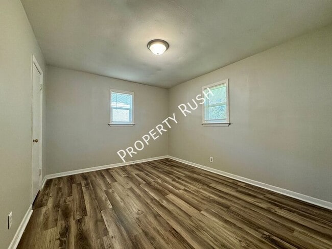 Building Photo - 1014 N Larchmont Dr