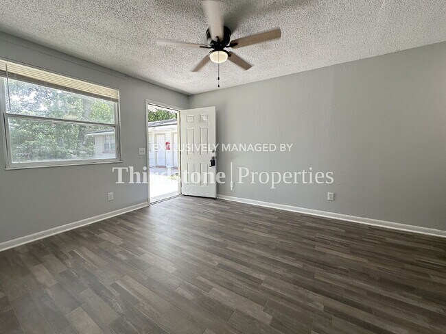 Building Photo - 1160 Comanche St
