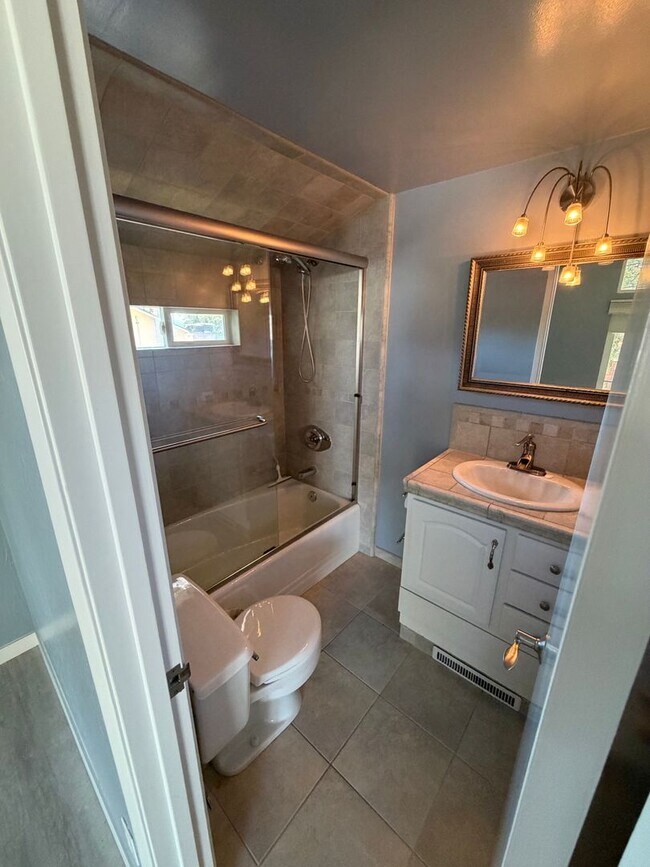 Building Photo - Charming Residence in Belmont