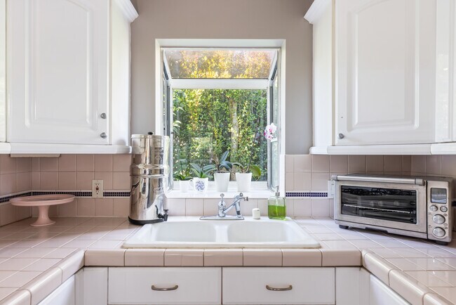 Building Photo - 842 12th St