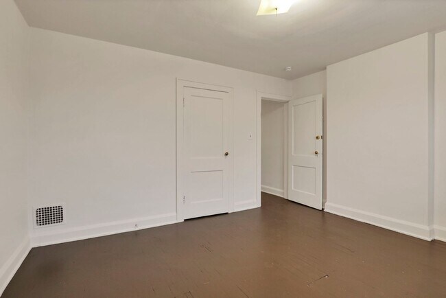 Building Photo - 1161-1163 Linwood Ave