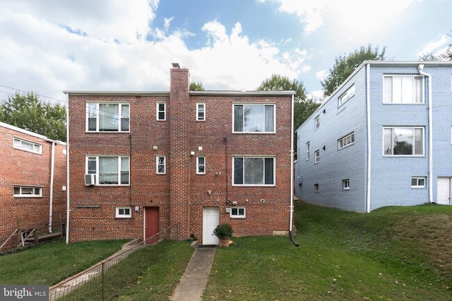 Building Photo - 42 Varnum St NE