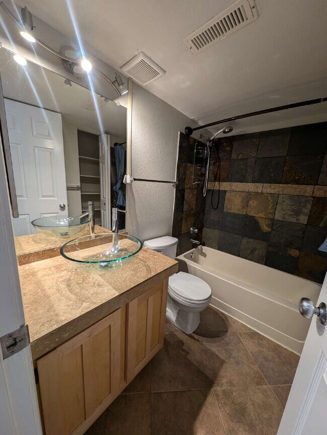Building Photo - "Charming 2-Bed, 2-Bath Condo in Englewood...