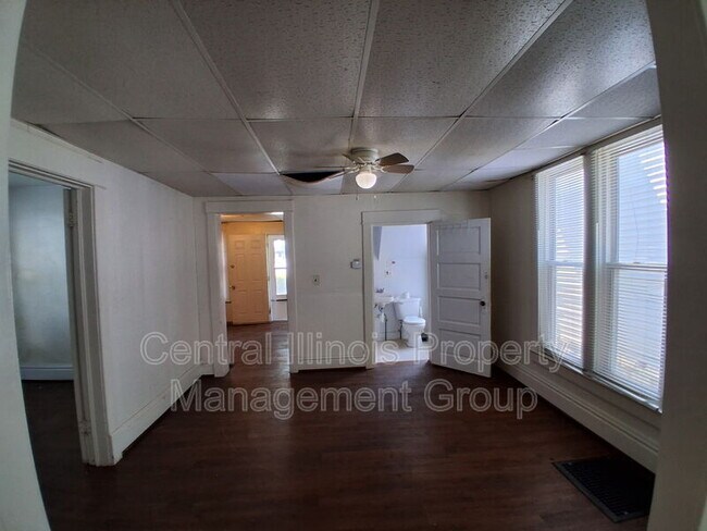 Building Photo - 403 1/2 E. Monroe