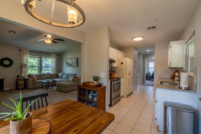 Building Photo - Gorgeous Bixby Home!