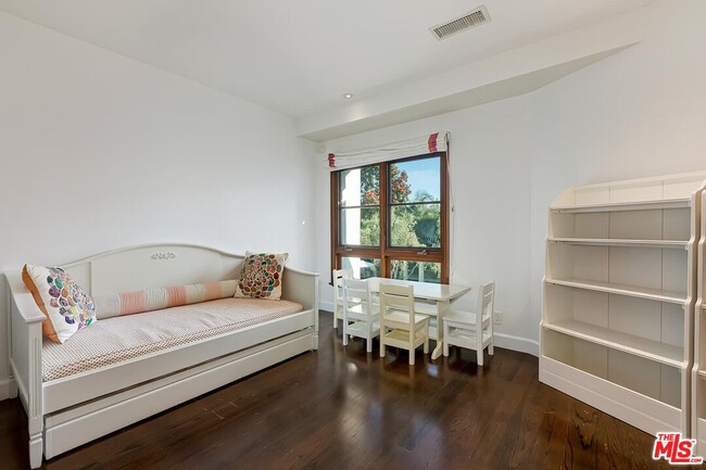 Building Photo - 2134 La Mesa Dr