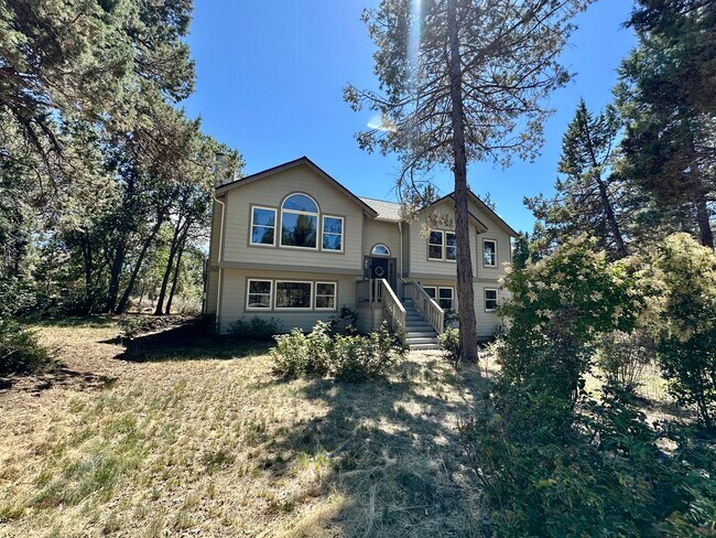 Building Photo - Stunning Running Y Ridge Home with Lake Views – Furnished or Unfurnished!
