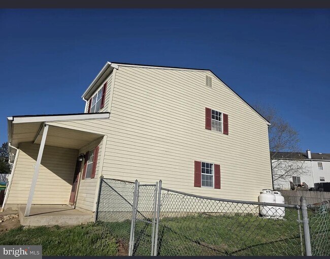 Building Photo - 525 Blackbird Dr