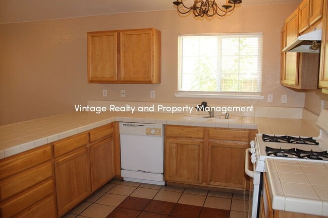 Building Photo - Just Back On The Renal Market Cozy 3 Bedro...